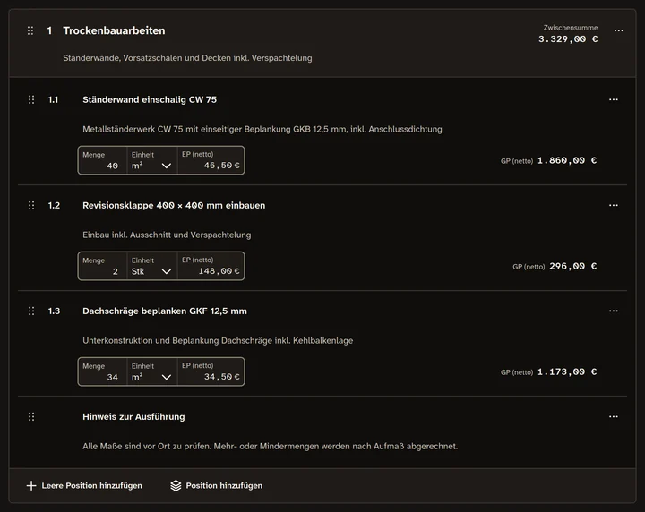 Schritt Positionen: die Positionsgruppe Trockenbauarbeiten mit drei Positionen, je mit Menge, Einheit, Einzelpreis und Gesamtpreis